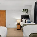 Stylish Boutique House - Garden Holiday home