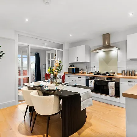 Stylish Boutique Abode - Garden - Sleeps 11 Holiday home *
