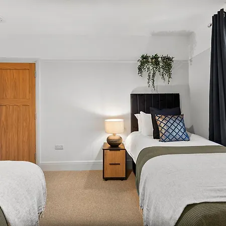Stylish Boutique Abode - Garden - Sleeps 11 Holiday home